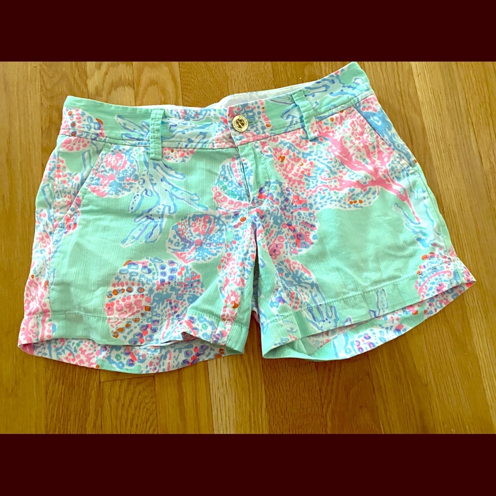 Genuine Lilly Pulitzer floral mid size shorts.